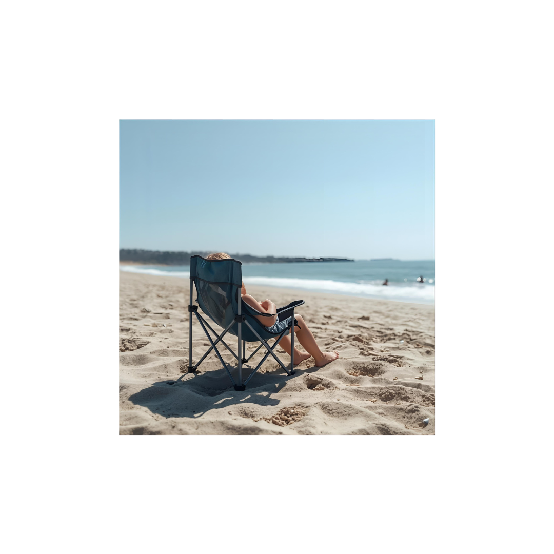 enfant au bord de la mer assis sur une chaise pliante